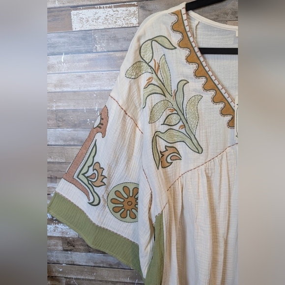 NWT Easel Green And Natural Boho Embroidered Wide Sleeve Tunic - Picture 3 of 16